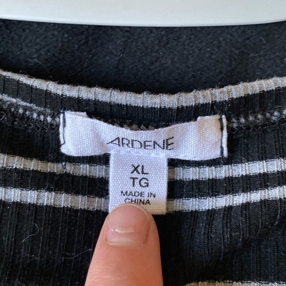 Woman’s short short sleeved top - Picture 2 of 2